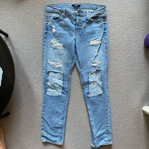 Ripped mid-rise stretchy jean